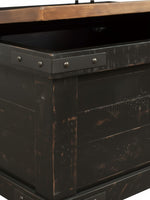 Détail du coin de la table de salon Arbeck TOCO Meubles en bois noir vieilli avec accents métalliques rivetés