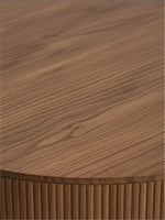 Table de salon ronde Belcourt par TOCO Meubles en bois massif avec plateau texturé et design contemporain