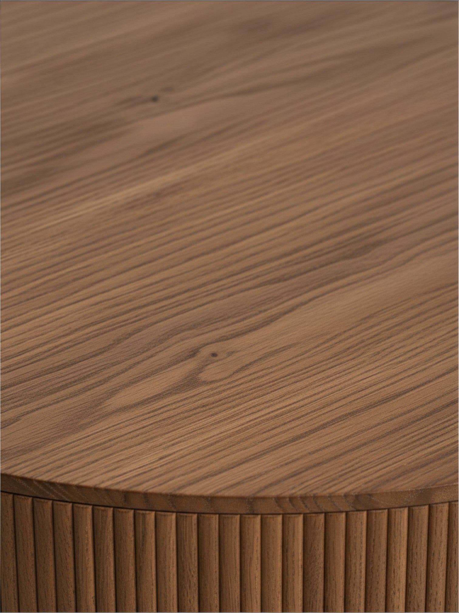 Table de salon ronde Belcourt par TOCO Meubles en bois massif avec plateau texturé et design contemporain