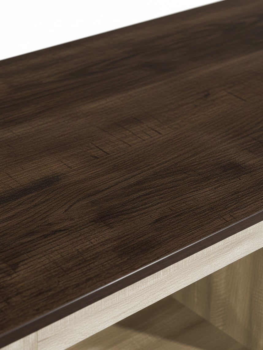 Gros plan sur le plateau en bois brun foncé texturé de la table de salon Irma de TOCO Meubles