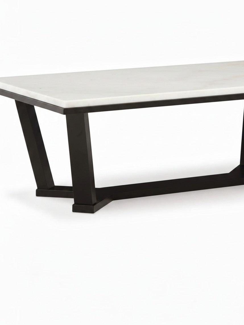 Table de salon Sola TOCO Meubles avec plateau rectangulaire en marbre blanc et base géométrique en métal noir