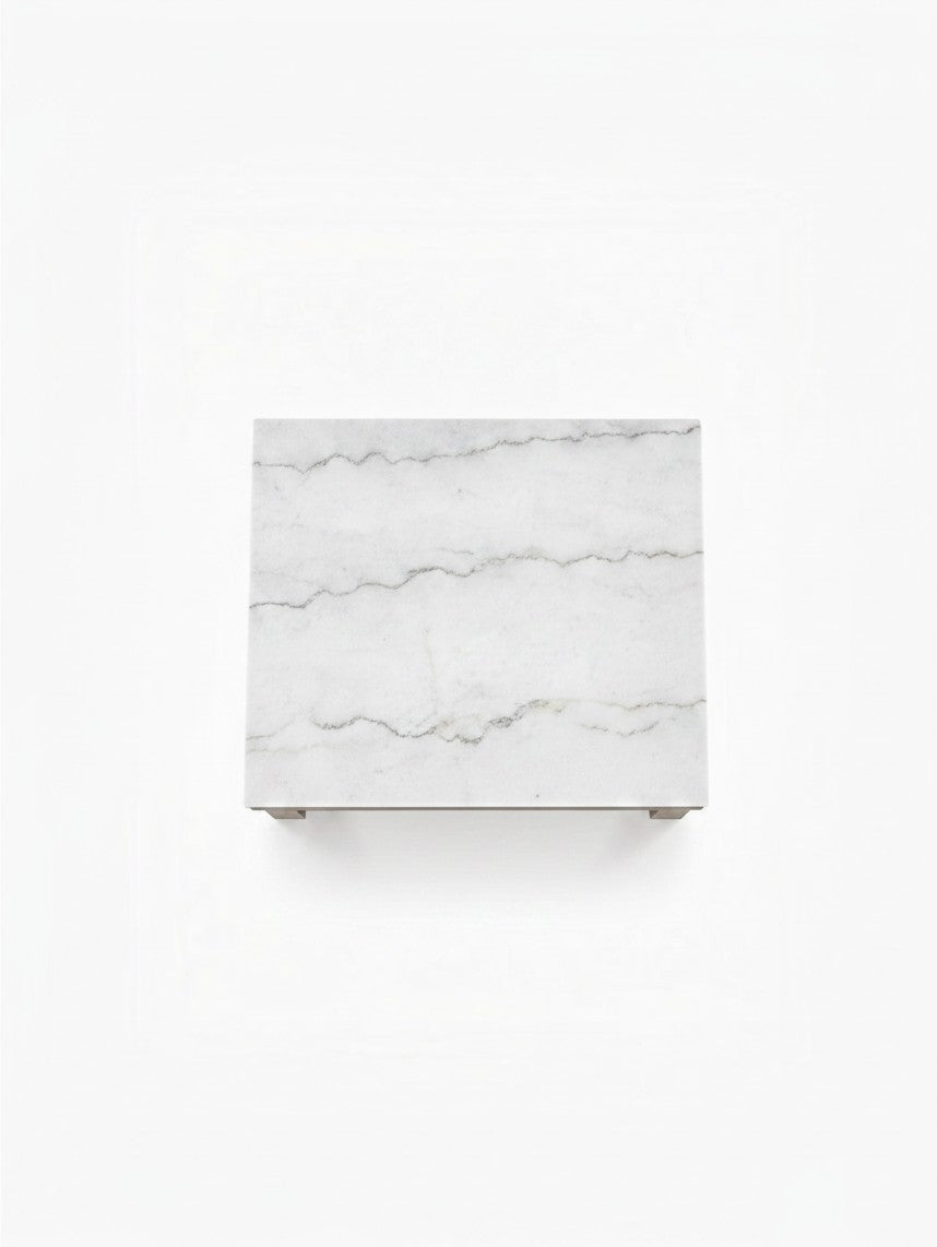 Table de salon rectangulaire Oyaska par TOCO Meubles avec un plateau en marbre blanc veiné gris