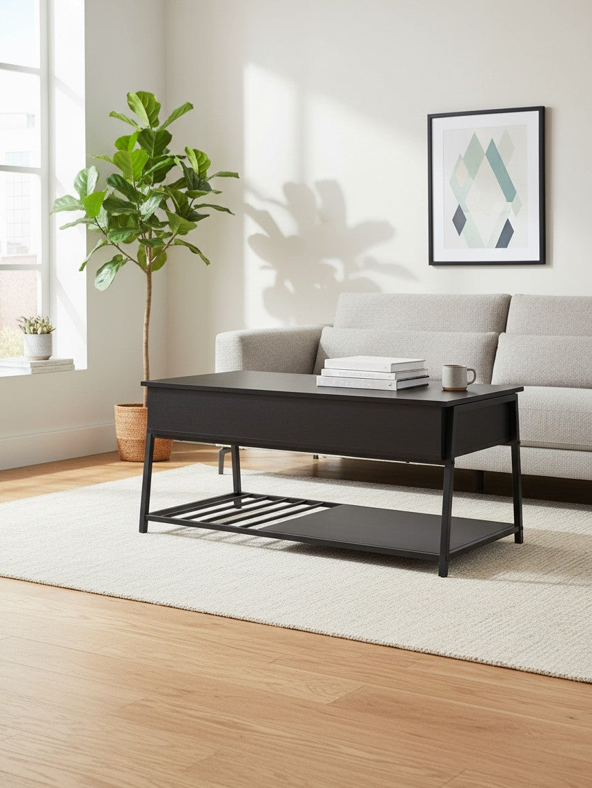 Table de salon Rania noire de TOCO Meubles avec plateau relevable et étagère inférieure dans un salon moderne