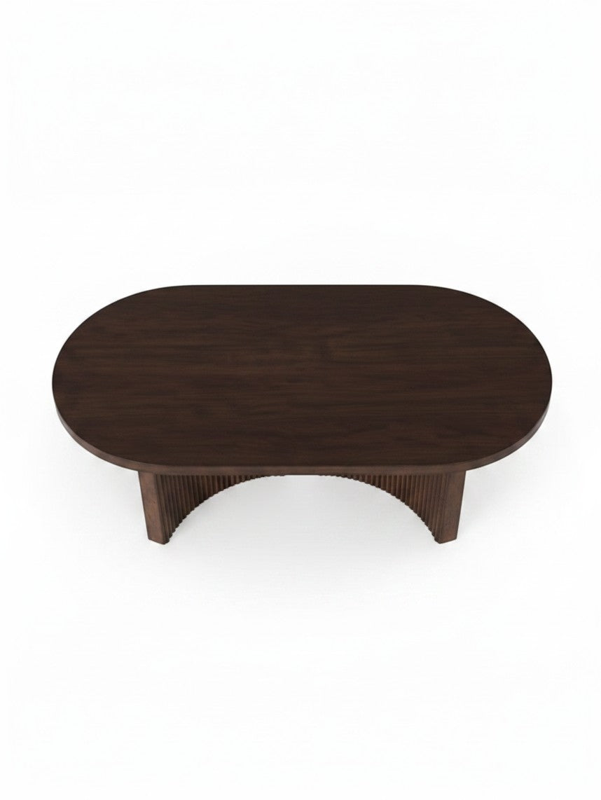 Table de salon ovale Cecilia par TOCO Meubles en bois brun foncé avec une base arquée texturée vue de dessus