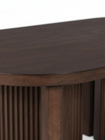 Table de salon ovale Cecilia par TOCO Meubles en bois brun foncé avec base cannelée élégante
