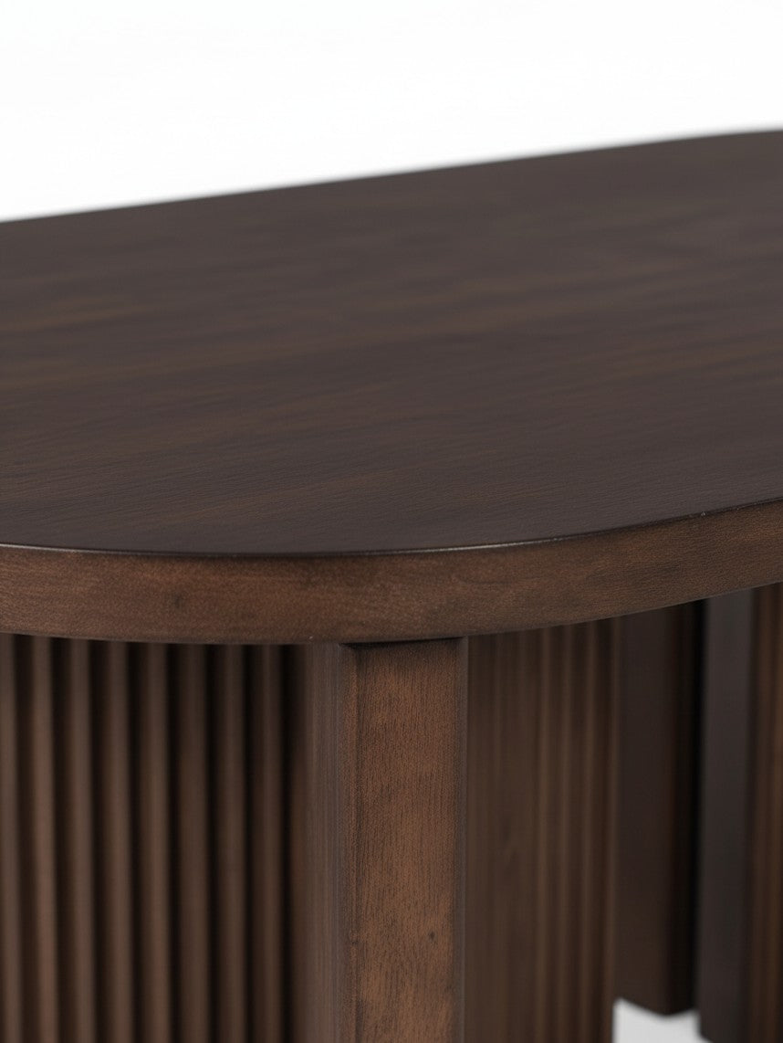 Table de salon ovale Cecilia par TOCO Meubles en bois brun foncé avec base cannelée élégante