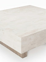 Table de salon Ulric par TOCO Meubles avec plateau rectangulaire en pierre beige texturée et base robuste