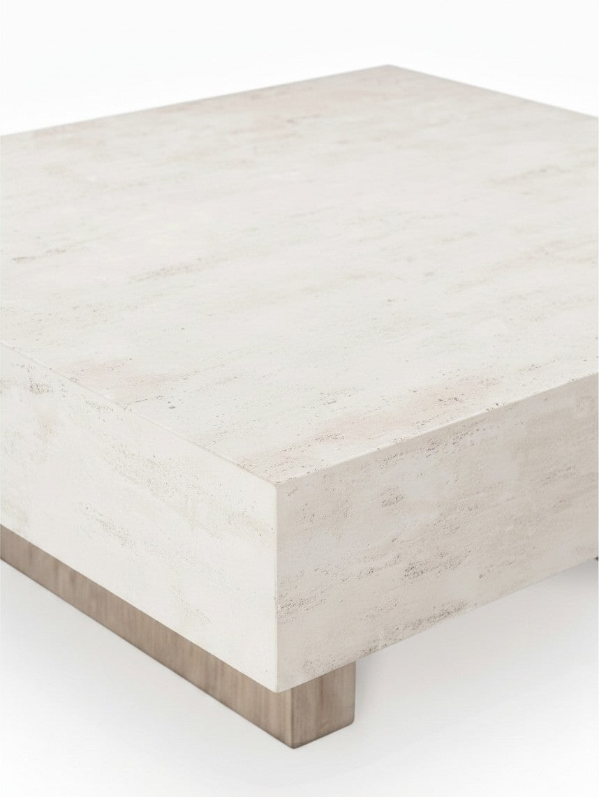 Table de salon Ulric par TOCO Meubles avec plateau rectangulaire en pierre beige texturée et base robuste