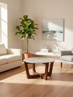 Table de salon ronde Tanido par TOCO Meubles avec plateau en pierre et base en bois brun chaud dans un salon moderne