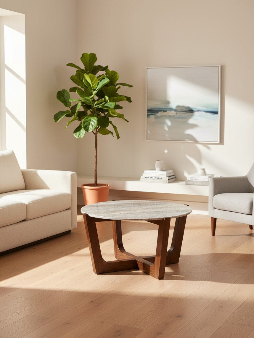 Table de salon ronde Tanido par TOCO Meubles avec plateau en pierre et base en bois brun chaud dans un salon moderne