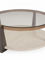 Table de salon ronde Fraza TOCO Meubles avec plateau en verre, bordure cuivrée et base en bois clair texturé