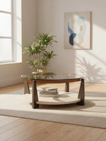 Table de salon ronde Fraza de TOCO Meubles avec plateau en verre fumé et base en bois bicolore dans un salon moderne