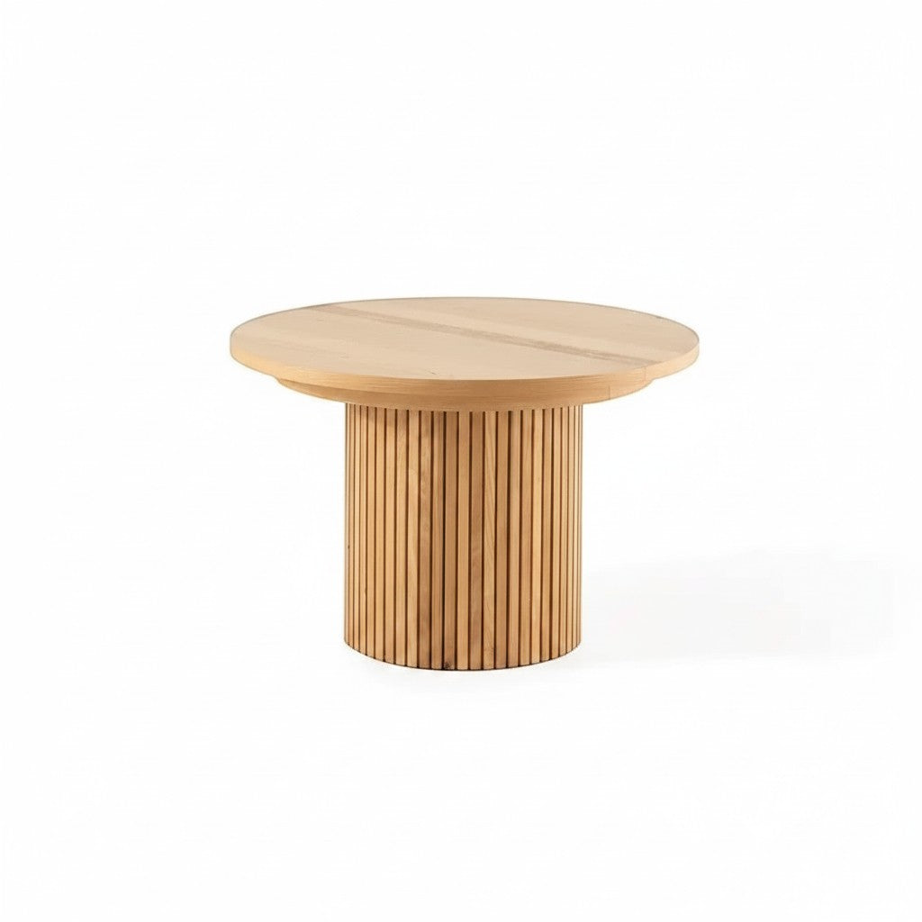 Table de salle à manger ronde en bois clair Scandinavian Oak par TOCO Meubles, avec un pied cylindrique cannelé.