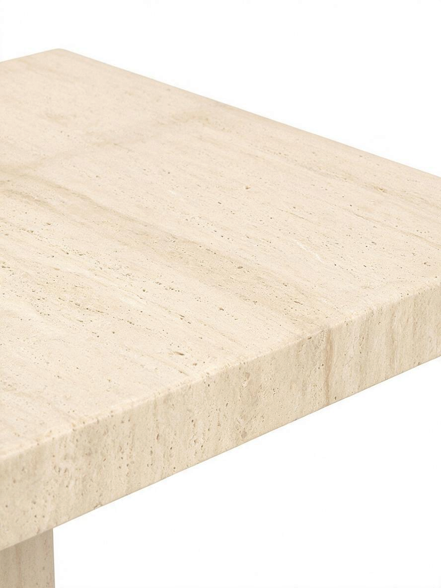 Gros plan sur le plateau en composite effet travertin mat de la table de salle à manger Aureli par TOCO Meubles