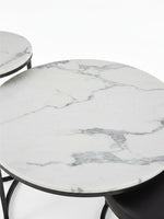 Ensemble de 4 tables gigantes TOCO Meubles avec plateaux ronds effet marbre blanc et pieds en métal noir
