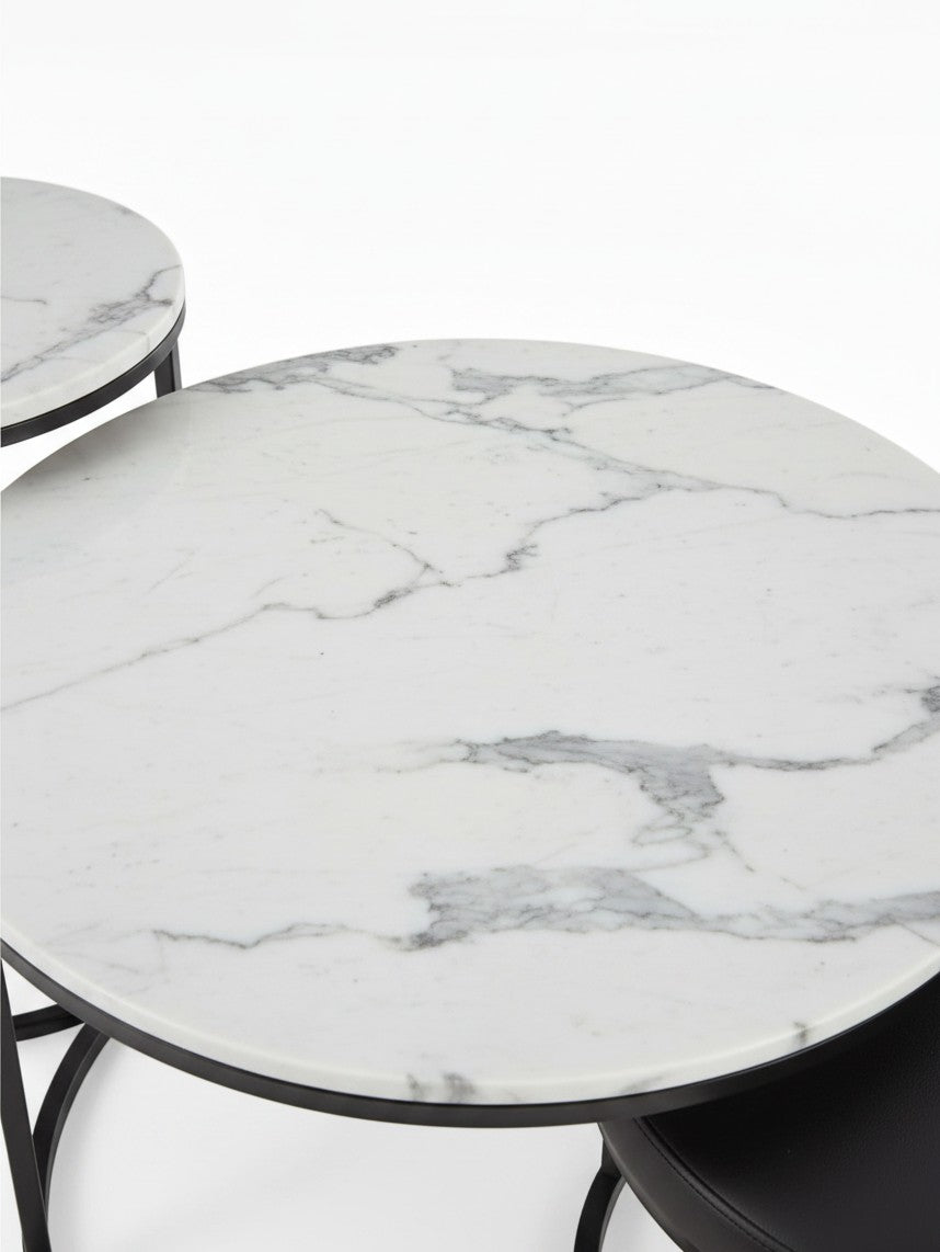 Ensemble de 4 tables gigantes TOCO Meubles avec plateaux ronds effet marbre blanc et pieds en métal noir