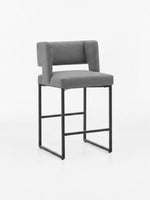 Tabouret de bar Myko par TOCO Meubles avec assise en tissu gris et structure en métal noir