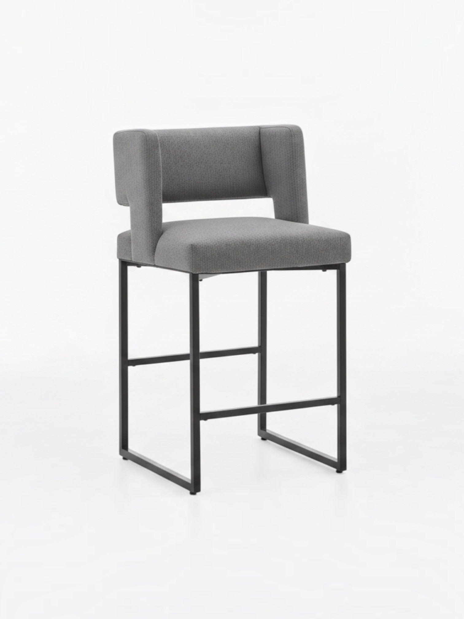 Tabouret de bar Myko par TOCO Meubles avec assise en tissu gris et structure en métal noir