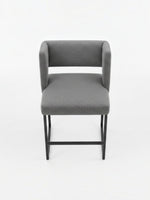 Tabouret de bar Myko par TOCO Meubles en tissu gris avec dossier enveloppant et pieds en métal noir