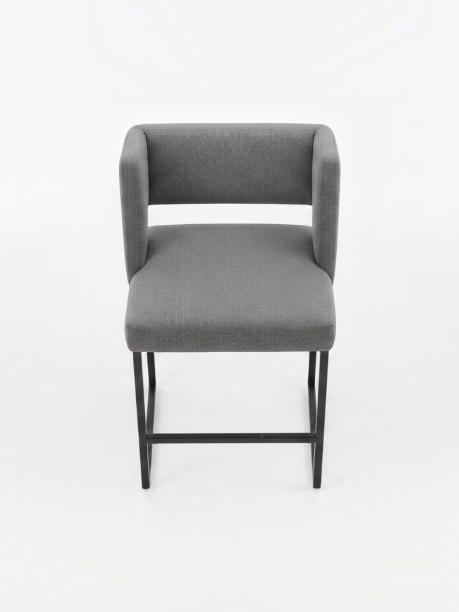 Tabouret de bar Myko par TOCO Meubles en tissu gris avec dossier enveloppant et pieds en métal noir
