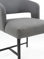 Tabouret de bar Myko TOCO Meubles gris en tissu avec dossier enveloppant et structure en métal noir