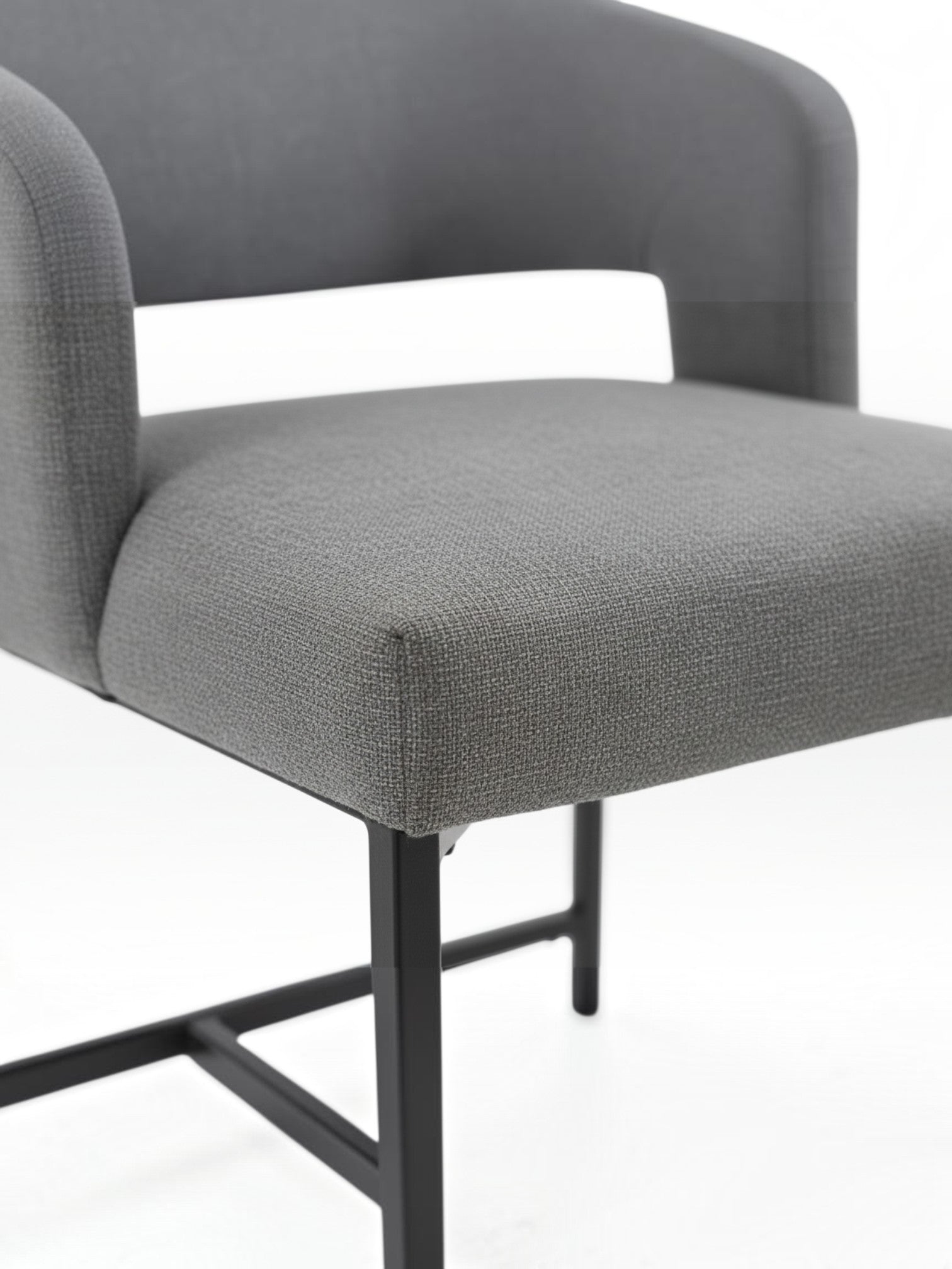 Tabouret de bar Myko TOCO Meubles gris en tissu avec dossier enveloppant et structure en métal noir