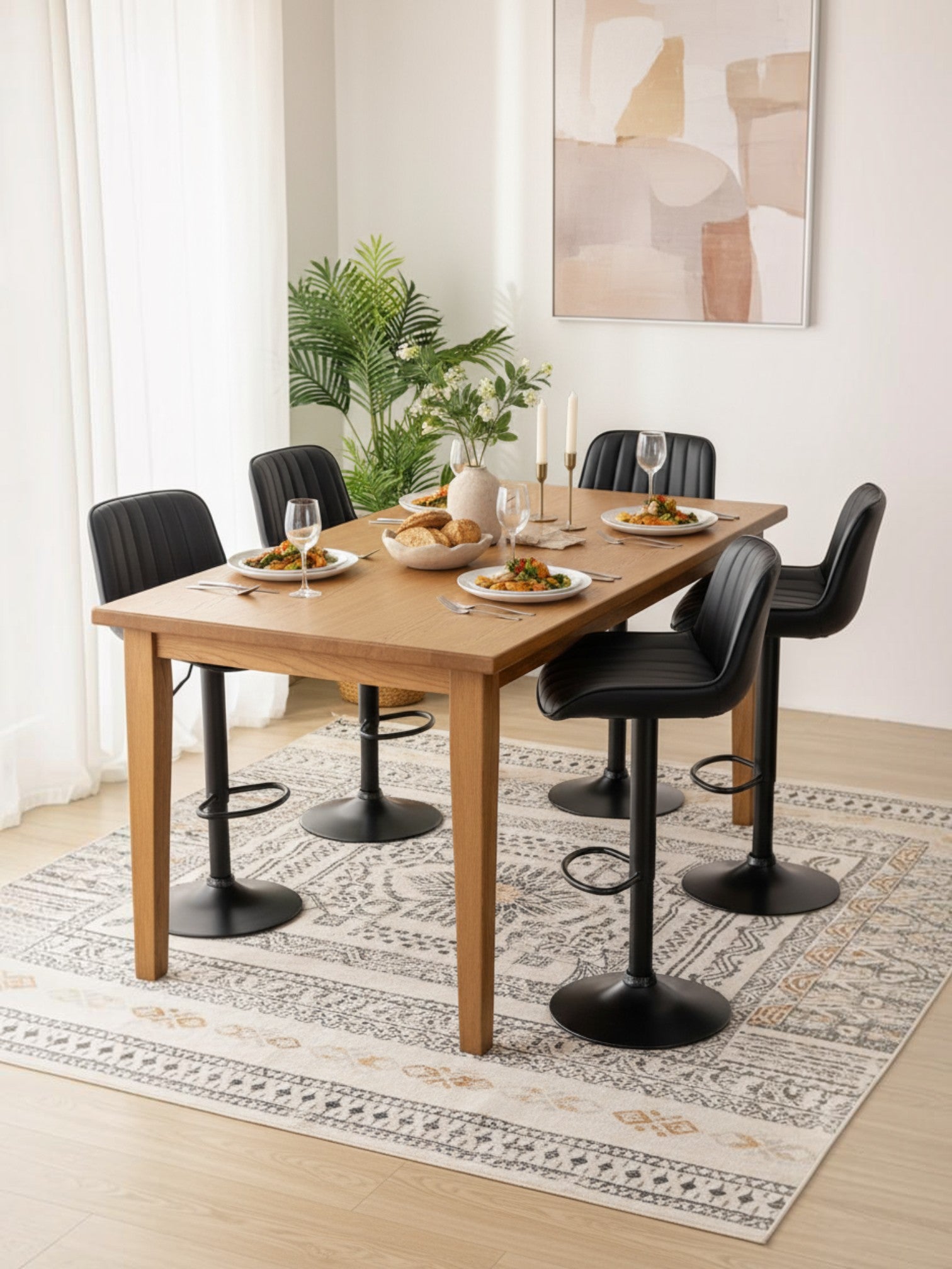 Tabouret de bar Ali par TOCO Meubles en PU noir avec coutures verticales, réglable et pivotant autour d'une table