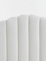 Gros plan sur la tête de lit blanche effet peluche du Grand Lit Adele de TOCO Meubles aux lignes verticales élégantes