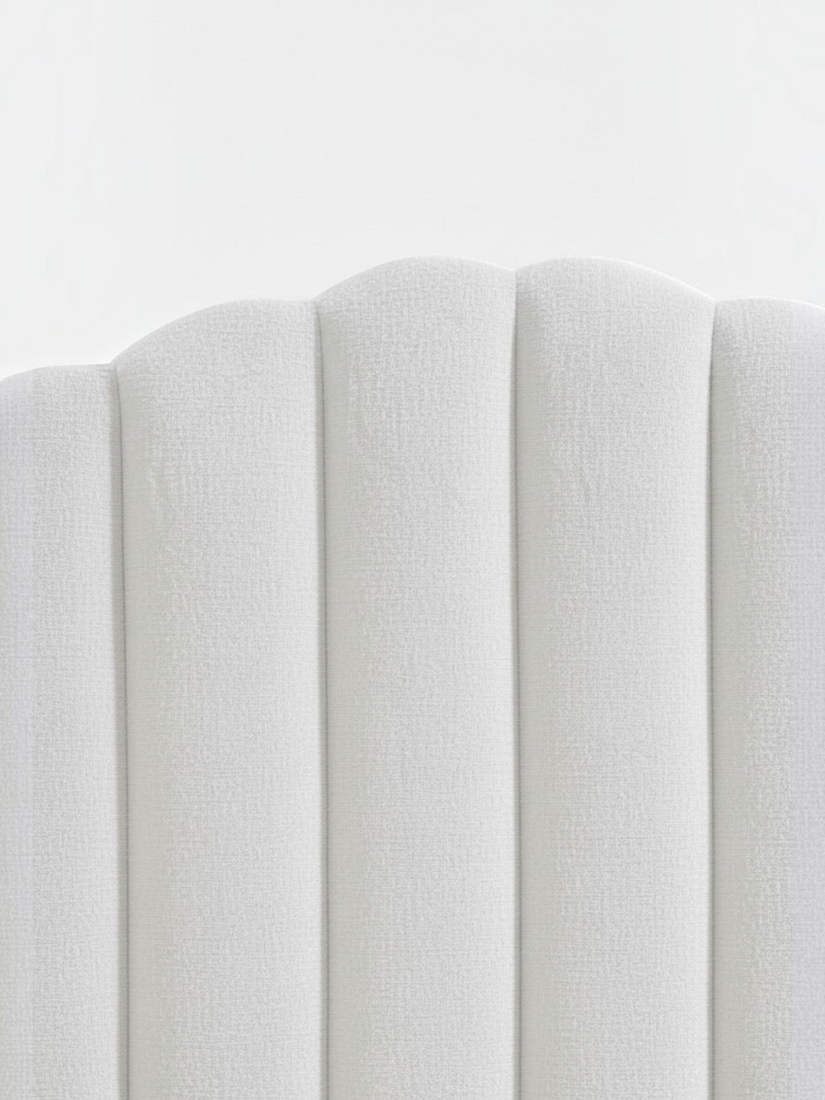 Gros plan sur la tête de lit blanche effet peluche du Grand Lit Adele de TOCO Meubles aux lignes verticales élégantes