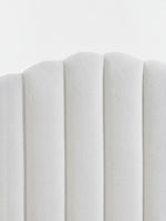 Gros plan sur la tête de lit blanche effet peluche du Grand Lit Adele de TOCO Meubles aux lignes verticales élégantes