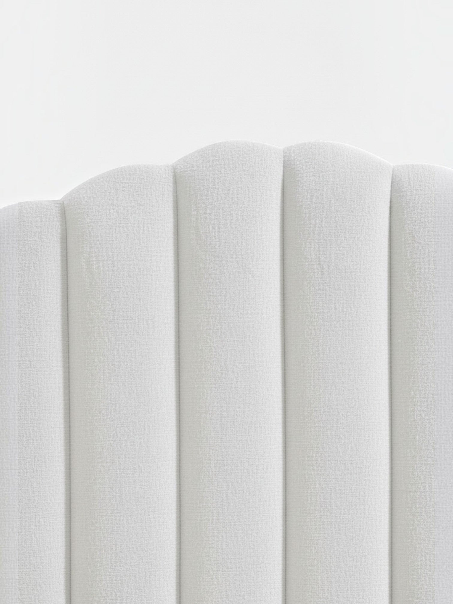 Gros plan sur la tête de lit blanche effet peluche du Grand Lit Adele de TOCO Meubles aux lignes verticales élégantes