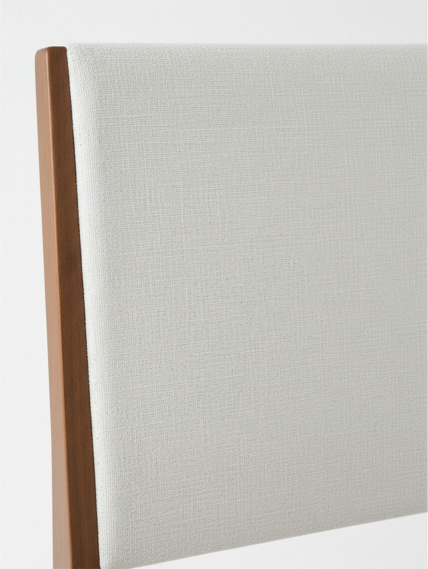 Gros plan sur la tête de lit TOCO Meubles Henri en bois couleur châtaigne et tissu chenille gris pâle texturé