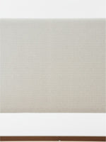 Gros plan sur la tête de lit rembourrée en tissu chenille gris pâle du lit Henri par TOCO Meubles