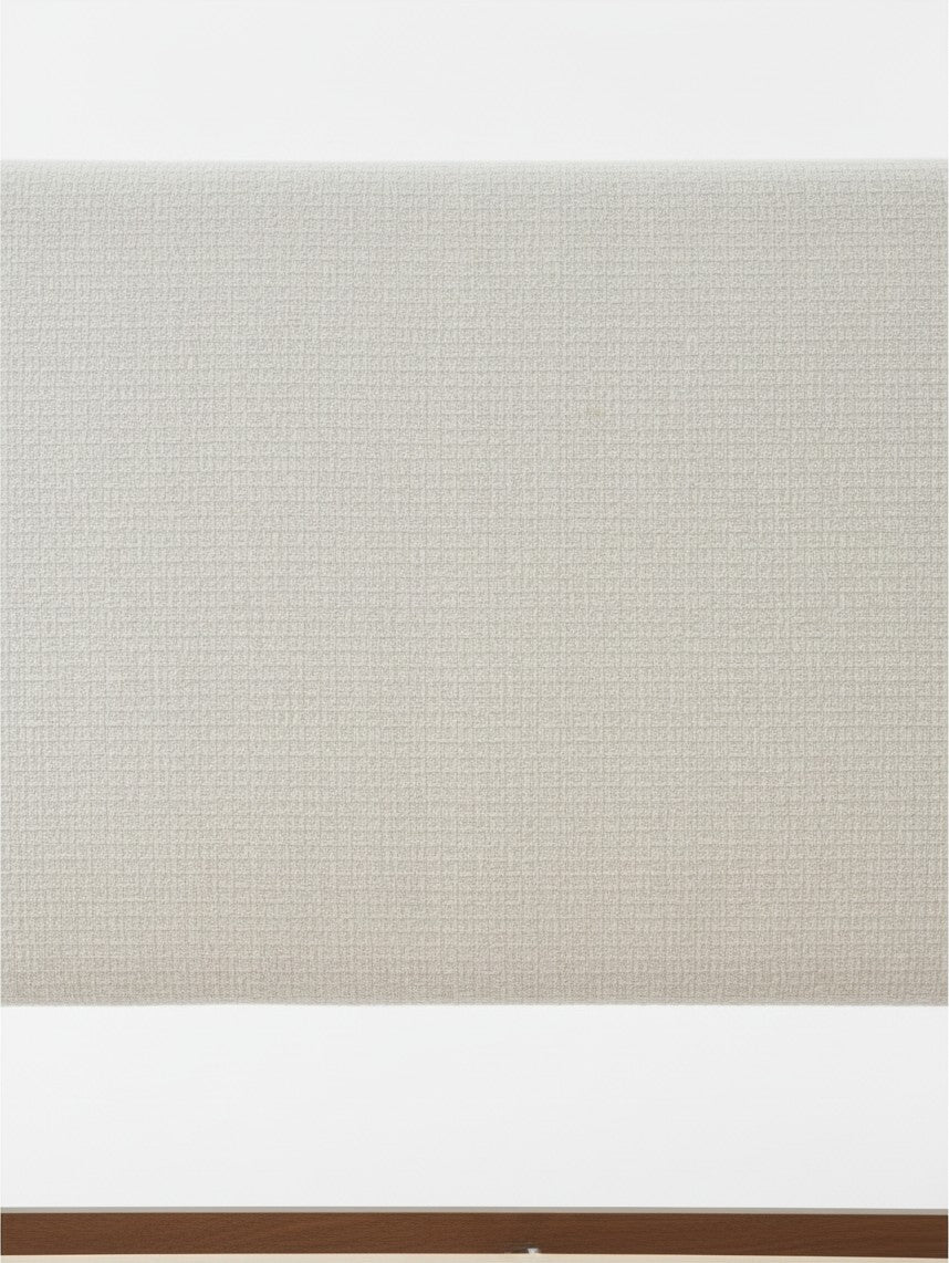 Gros plan sur la tête de lit rembourrée en tissu chenille gris pâle du lit Henri par TOCO Meubles