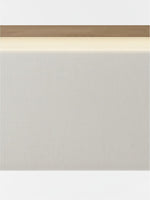 Gros plan de la tête de lit rembourrée beige avec éclairage DEL intégré et bordure en bois TOCO Meubles