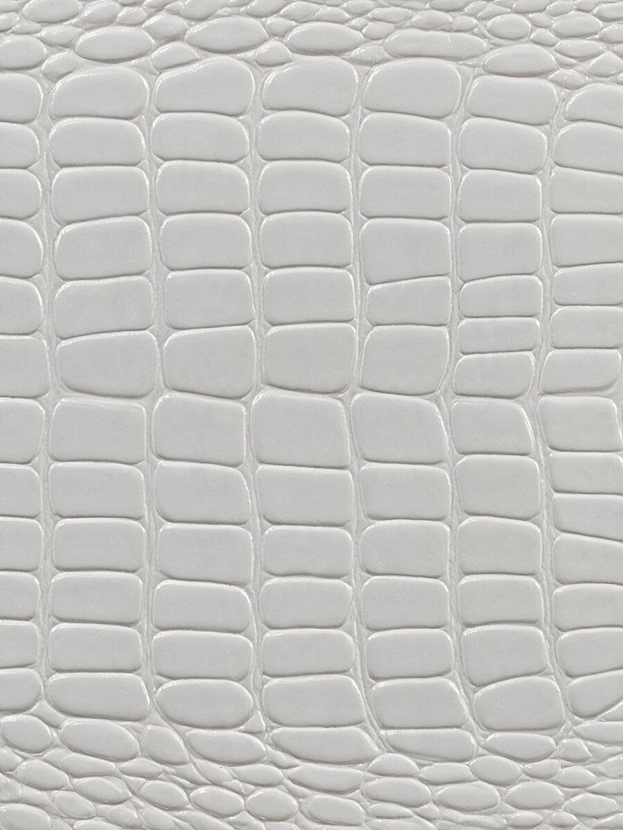 Gros plan sur la texture blanche embossée imitation alligator de la table de chevet Aurore par TOCO Meubles