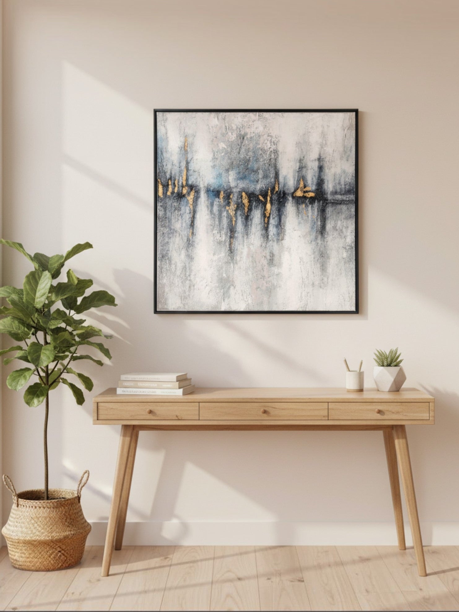 Toile abstraite TOCO Meubles avec gris, bleu et feuilles d'or dans un cadre noir au-dessus d'une console en bois