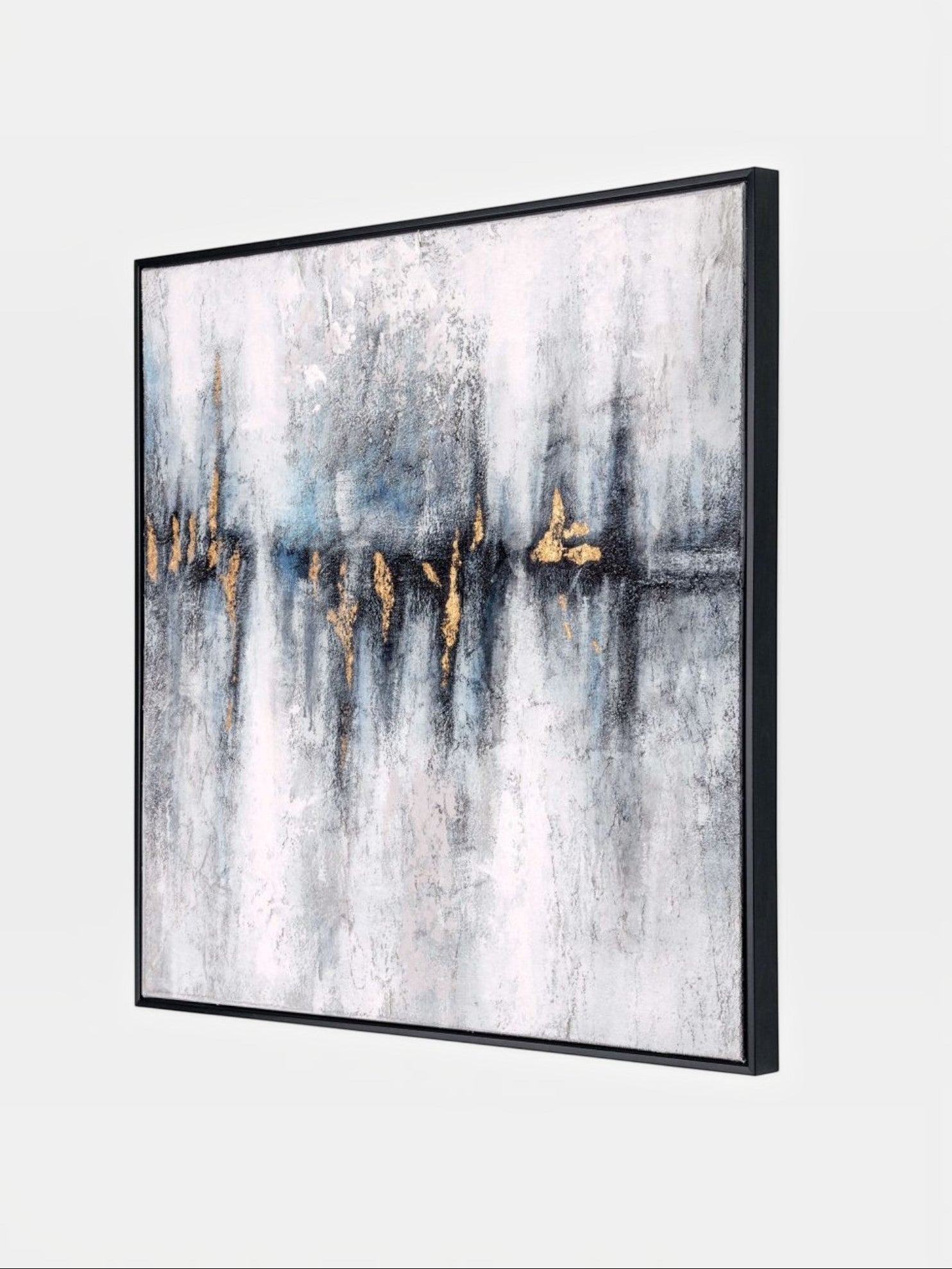 Toile abstraite TOCO Meubles aux tons gris et bleu avec détails dorés dans un cadre flottant noir, vue de profil.