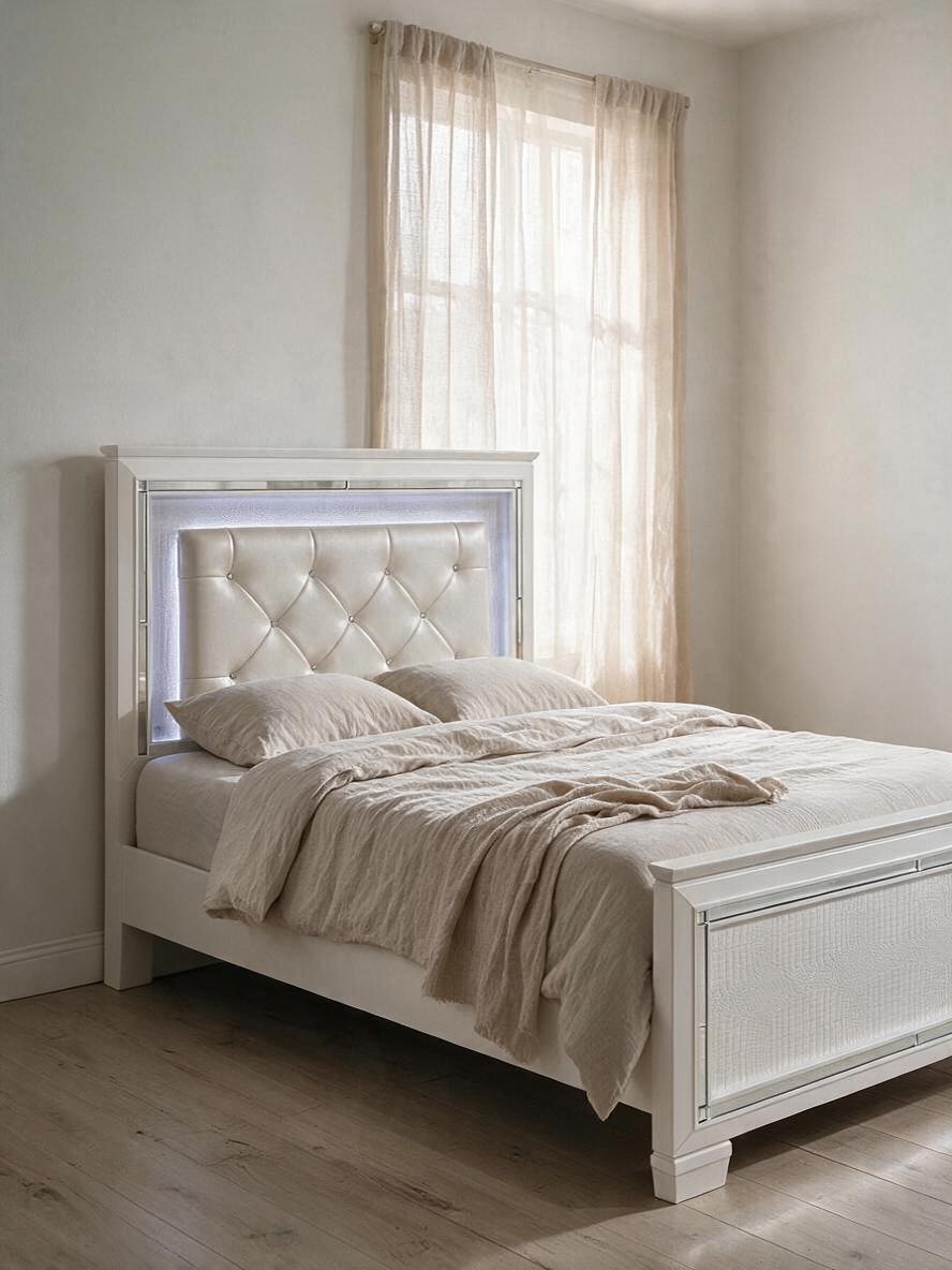 Très grand lit TOCO Meubles Aurore blanc avec tête de lit capitonnée en similicuir et éclairage DEL intégré