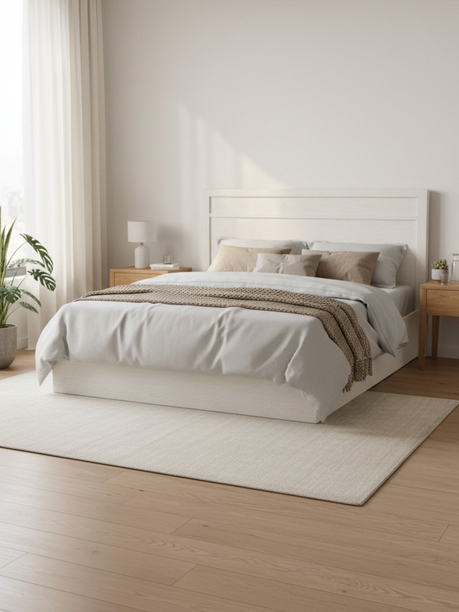 Très grand lit Clara blanc TOCO Meubles avec tête de lit à moulures dans une chambre moderne et lumineuse