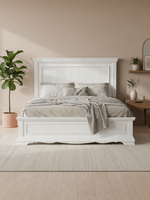 Très grand lit Florence TOCO Meubles blanc à panneaux moulurés dans une chambre au style classique et champêtre