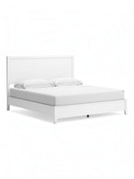 Très grand lit Gisele de TOCO Meubles en bois blanc avec tête de lit à détails de style planches contemporain