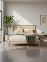 Très grand lit Joaquin TOCO Meubles en mélamine effet bois clair au design moderne mid-century dans une chambre