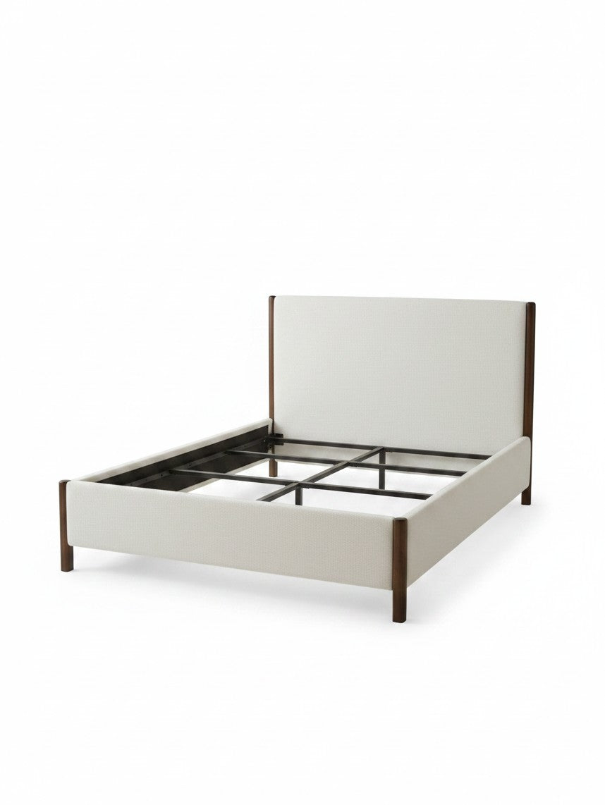 Très grand lit TOCO Meubles Zavian en tissu chenille beige avec montants en bois fini chêne et structure plateforme