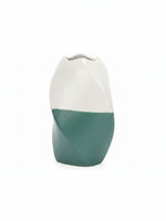 Vase en céramique bicolore blanc et vert mat TOCO Meubles au design moderne et sculptural