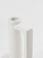 Petit vase en céramique blanche TOCO Meubles au design minimaliste avec anse géométrique et finition mate