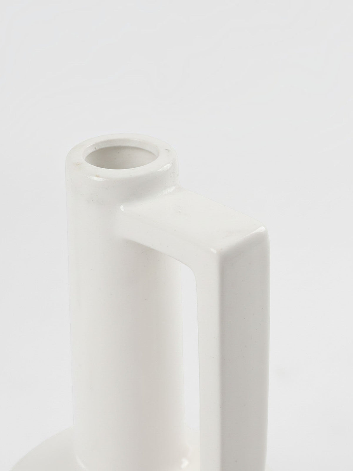 Petit vase en céramique blanche TOCO Meubles au design minimaliste avec anse géométrique et finition mate