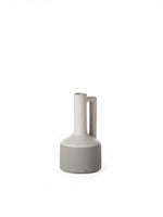 Petit vase en céramique bicolore gris et beige de la marque TOCO Meubles avec une anse latérale élégante
