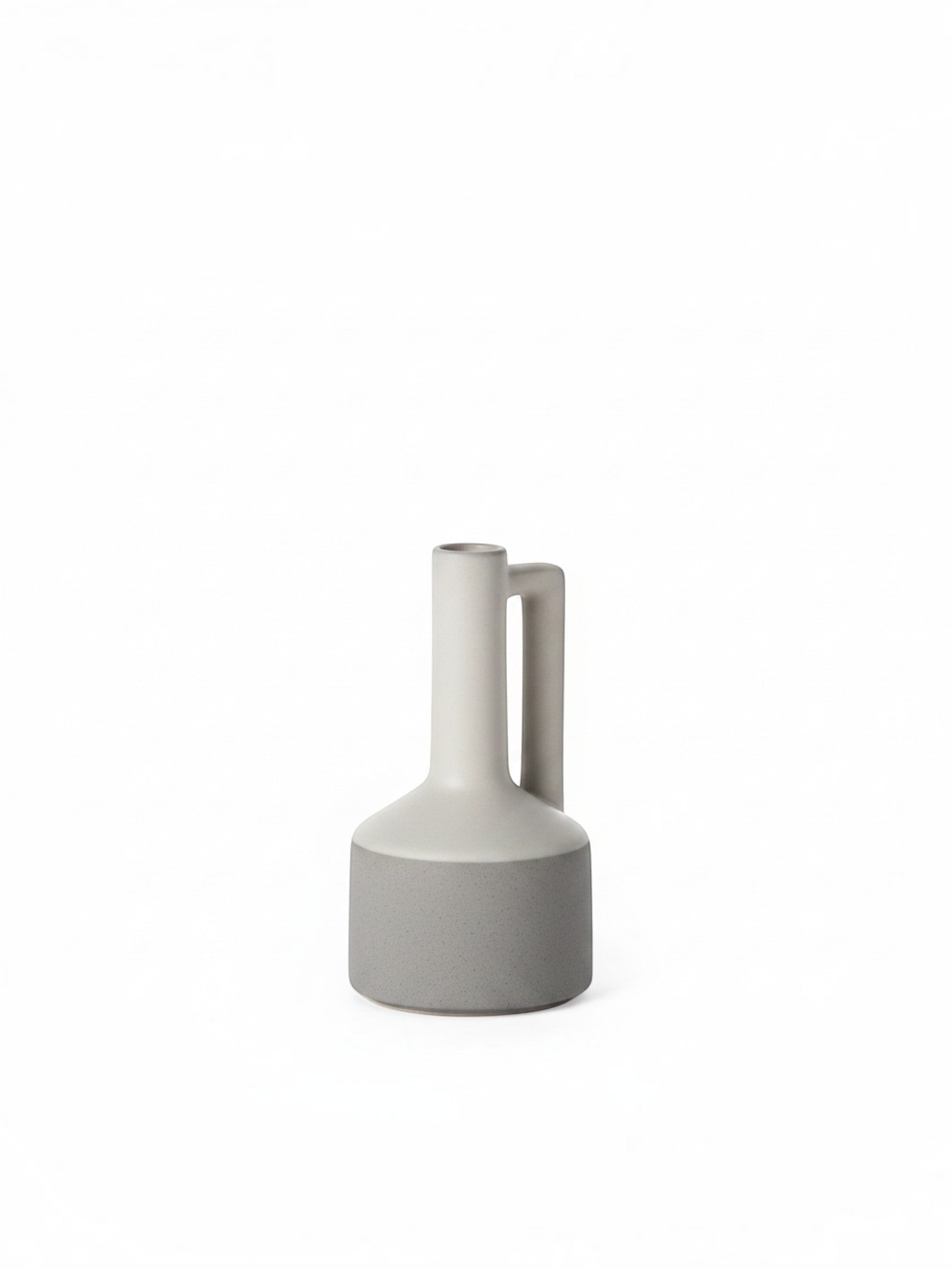 Petit vase en céramique bicolore gris et beige de la marque TOCO Meubles avec une anse latérale élégante
