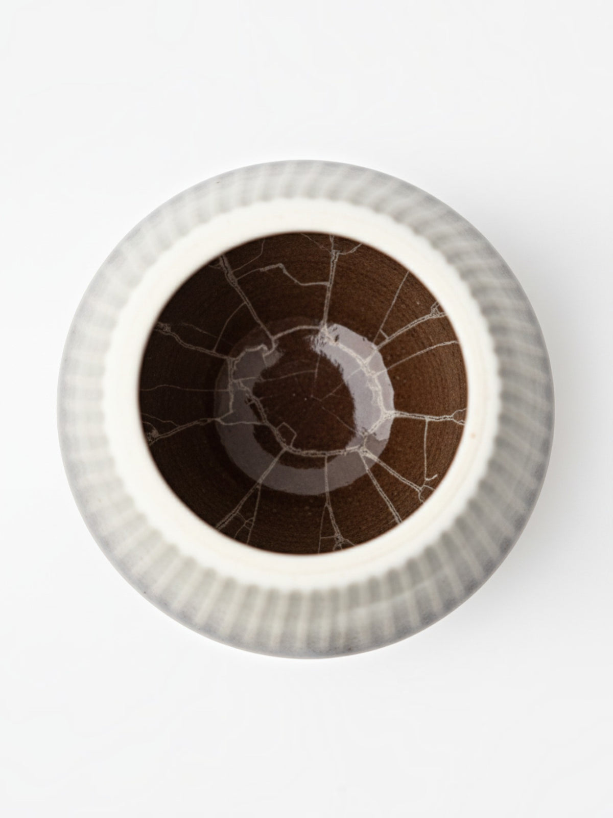Petit vase TOCO Meubles en céramique blanche nacrée à rayures avec intérieur brun craquelé vu de dessus